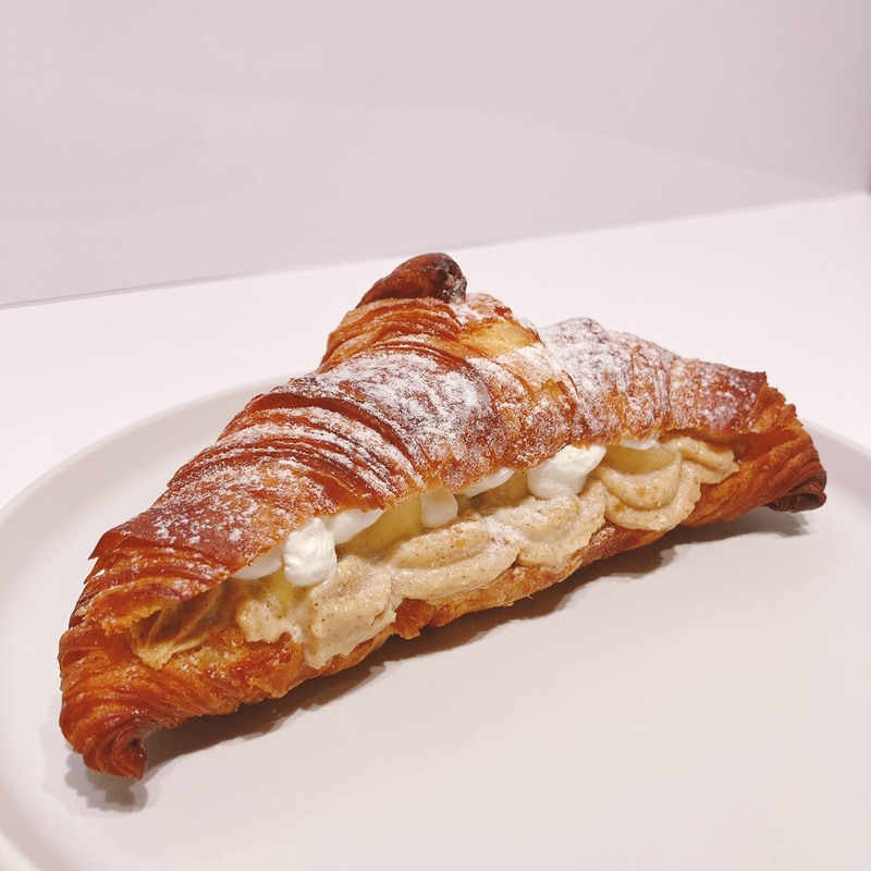 ◎しあわせの菓子パン◎BROWN BAKERY「白桃とアールグレイクリームのクロワッサンサンド」