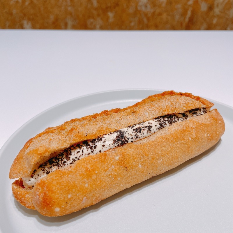 ◎しあわせの菓子パン◎  ブンディール ケケ 【 コーヒー風味のバタークリームを バケット生地にはさみました 】