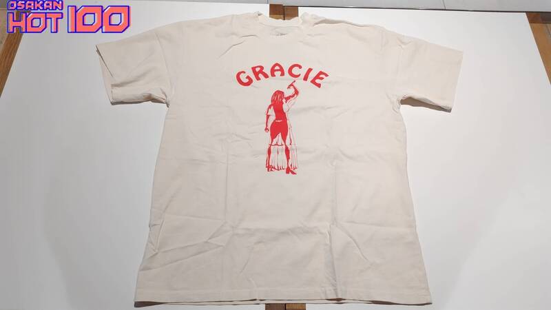 電話でNo.1予想をして【 Gracie Abrams  オリジナルTシャツ 】をゲット！