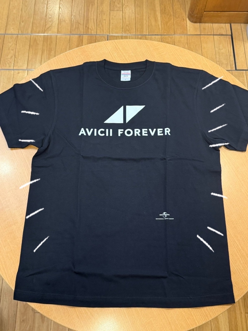 ★なな金プレゼント「 Avicii『 フォーエヴァー ～ ベスト・オブ・アヴィーチー 』オリジナルTシャツ 」をプレゼント★