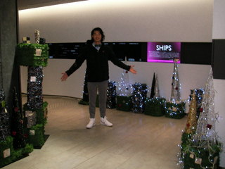 地下の入り口もこんなにメリ〜メリ〜〜♬