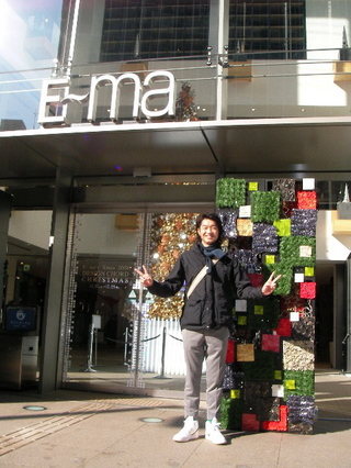 １階の入り口にもこんなアーティスティックなツリーがお出迎え！