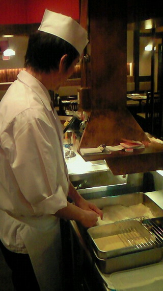 オリーブオイル100％の揚げ油で揚げます♪