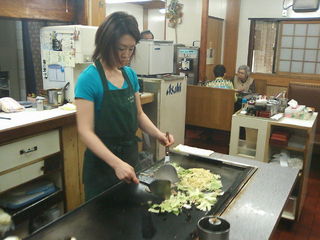 お店中央の焼き台では、、