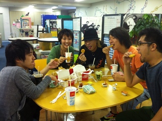 マクドナルド食べてわいわい！