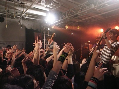 ROCK KIDS × NICO Touches the walls