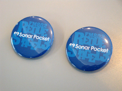 REQUESTAGE13 × ソナーポケットのコラボ缶バッジ