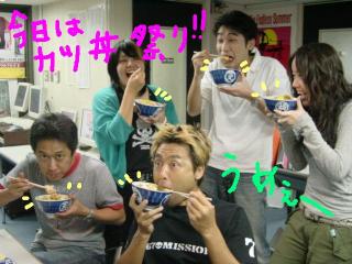 今日のお昼はみんなカツ丼！！