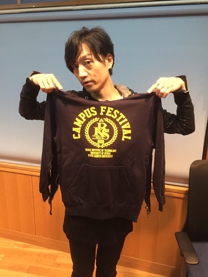 今夜の #RK802 はBUMP OF CHICKEN と flumpoolからのトビコメ！！＆祭！祭！祭！ライブ音源O.A＋パーカープレゼント&RADWIMPSグッズ+FM802コラボ缶バッジ プレゼント&さらにアーティストコラボパンツのプレゼントも♪