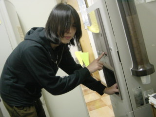 クボ君、お茶を酌む。