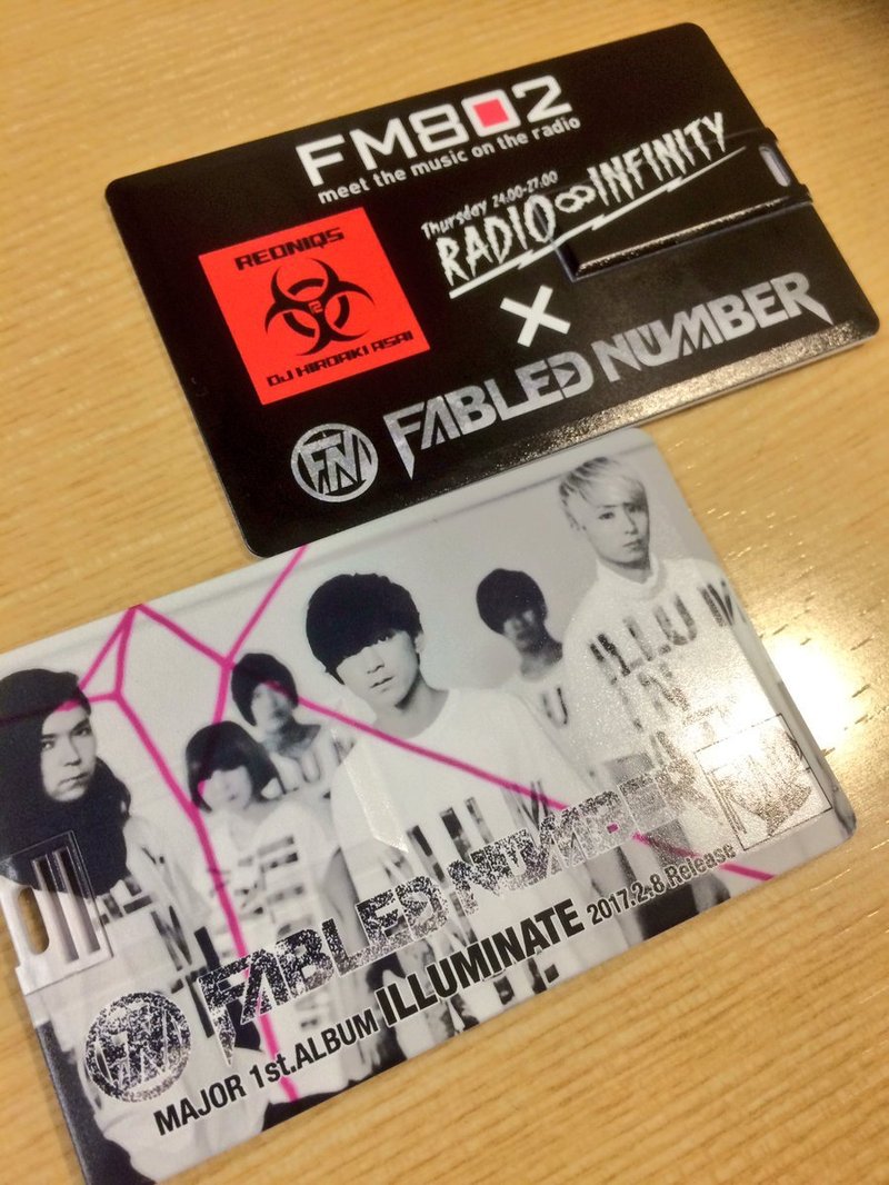 FABLED NUMBER×REDNIQS×RADIO∞INFINITYトリプルネームデザインUSB